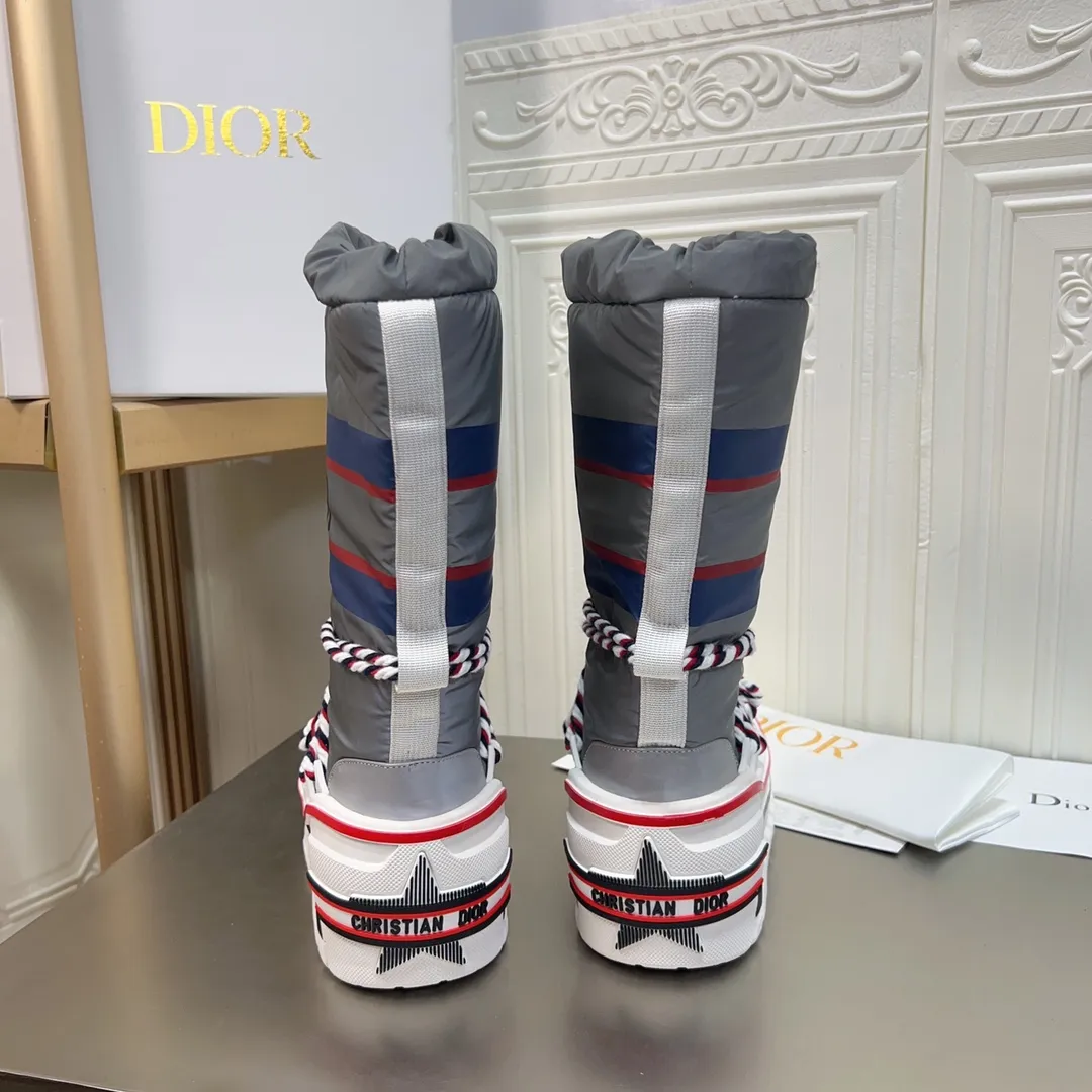 Men's shoes p600! The highest version on the market, Dior Dior's king style snow boots, ski boots, fat and cute, so cute →_→ from the DiorAlps limited series, unique. Shiny nylon Oblique print upper with criss-cross straps for an ideal fit. The technical fabric of the boot shaft, short-cut version, can be worn in the city or in the mountains. It makes the calf slimmer and taller, warm and concave. The boot shaft and sole are made of original waterproof padded lining. The embroidered fabric is original star ⭐ rubber non-slip thick sole and multi-module combination outsole. The size is 35-40. 41Customized